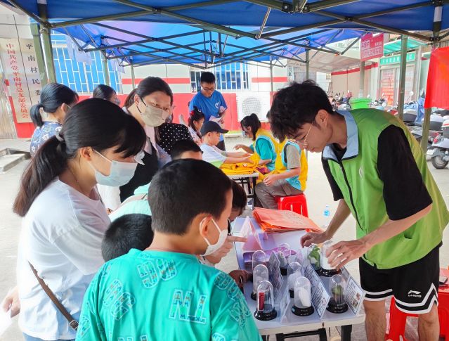 三鄉(xiāng)鎮(zhèn)開展“親子游園樂融融，大手小手齊禁毒“宣傳活動圖片2.jpg